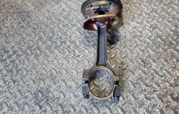 Cadillac Escalade Piston with connecting rod