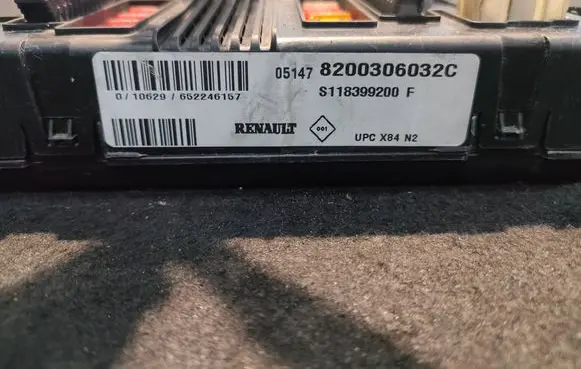 Renault Scenic II - Grand scenic II Fuse module 8200306032C S118399200F