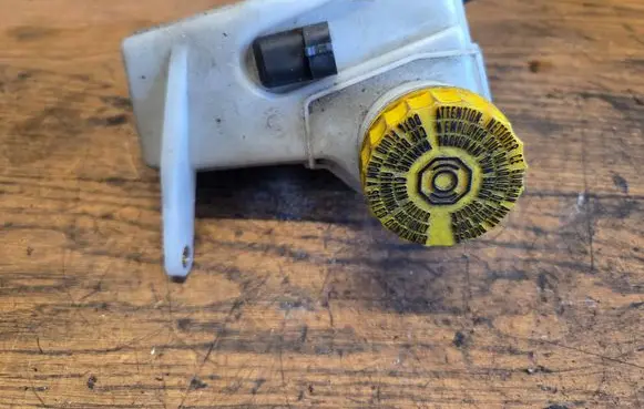 Brake fluid reservoir