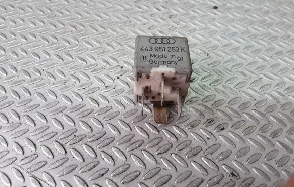 Volkswagen PASSAT B5 Other relay 443951253K