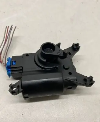 Volkswagen Touareg I Air flap motor/actuator 52411483R04