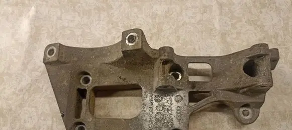 Volkswagen PASSAT B6 Generator/alternator bracket 06F903143F