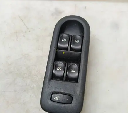 Renault Clio III Electric window control switch 8200356541 7345131