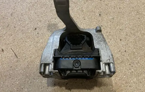 Engine mounting bracket