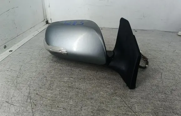 Toyota Avensis T250 Front door electric wing mirror 