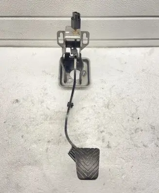 Mitsubishi Grandis Brake pedal