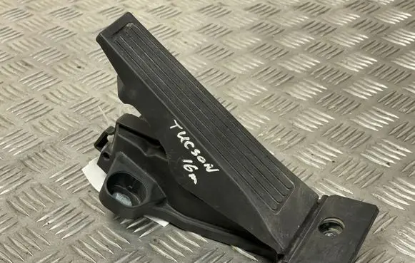Hyundai Tucson TL Accelerator throttle pedal