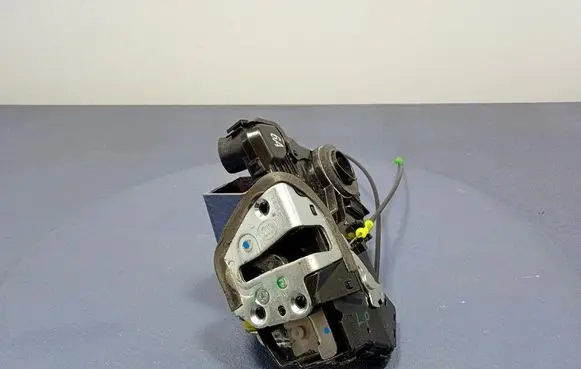 Toyota Auris E180 Front door lock