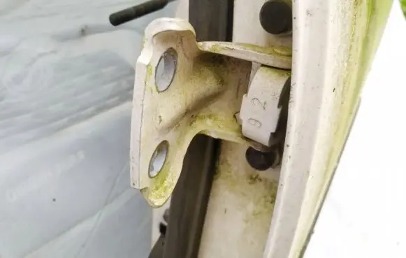 Volvo S40, V40 Rear door lower hinge
