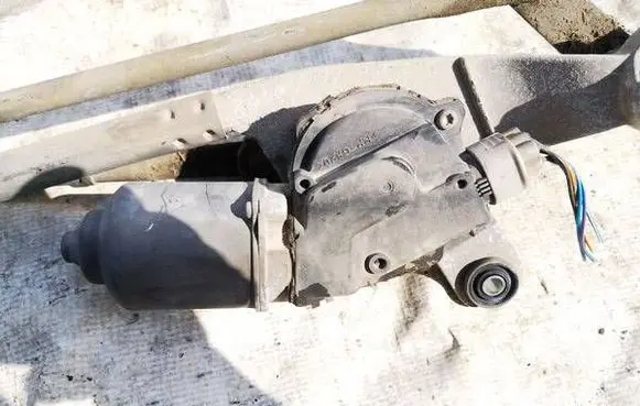 Suzuki Grand Vitara II Wiper motor 3811065j00