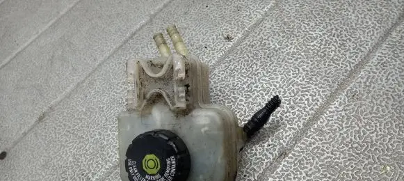 Brake fluid reservoir