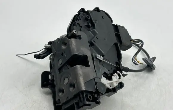 Volvo V70 Front door lock 31253674 986904104 A048317