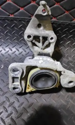 Engine mount vacuum valve