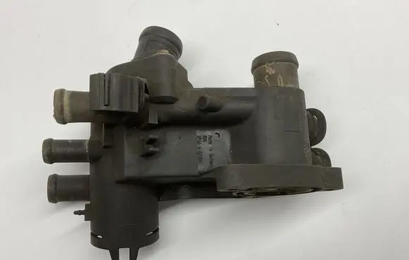 Volkswagen Polo IV 9N3 Thermostat/thermostat housing 032121111