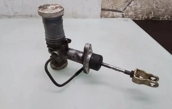 Mitsubishi Pajero Sport I Clutch master cylinder
