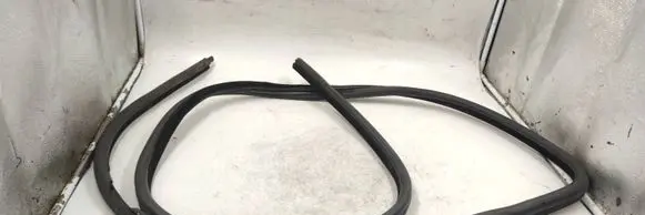 BMW 5 E60 E61 Front door rubber seal 7033774