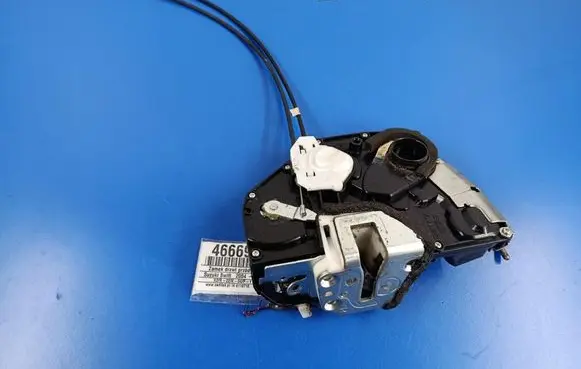 Suzuki Swift I Front door lock