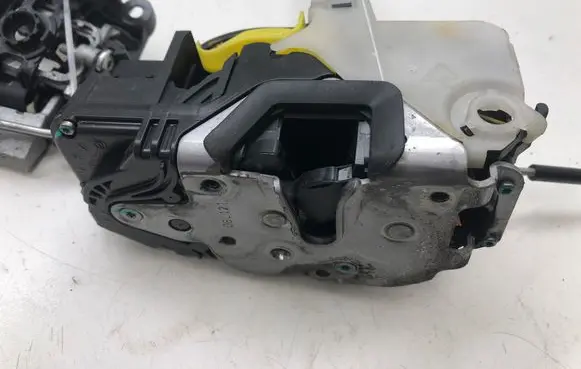 Opel Insignia A Front door lock 1350316