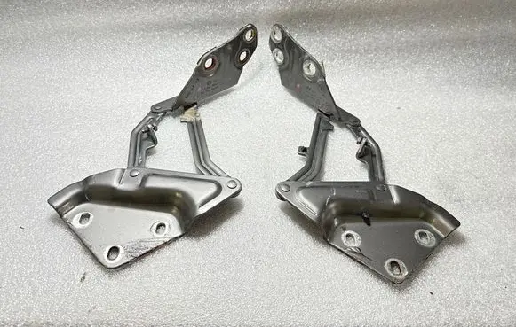 Volkswagen Touareg I Engine bonnet/hood hinges 7L6823302A 7L6823301A