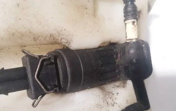Opel Corsa D Windscreen/windshield washer pump 55702893