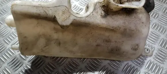 Windshield washer fluid reservoir/tank