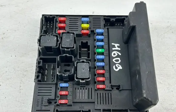 Nissan Qashqai Fuse module 284B7JD02C 522753F01 8920015609