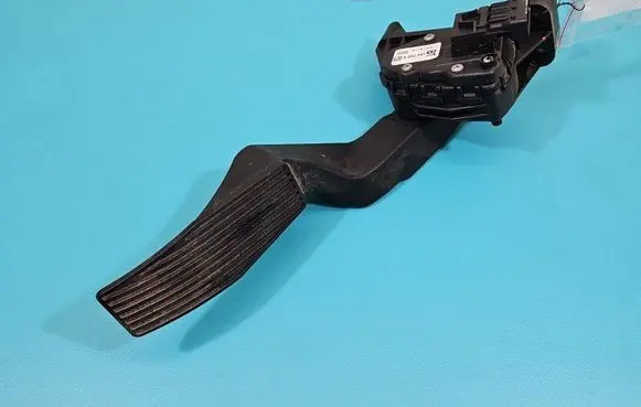 Accelerator throttle pedal