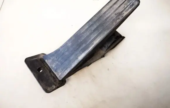 Accelerator throttle pedal