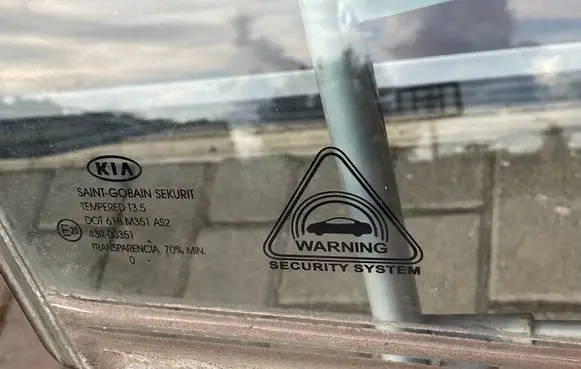KIA Ceed Front door window glass four-door