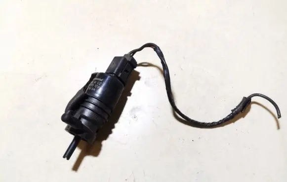 BMW 5 E39 Windscreen/windshield washer pump 3020175