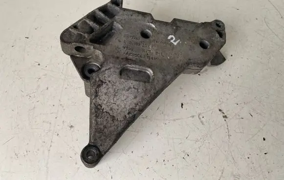 Engine mounting bracket