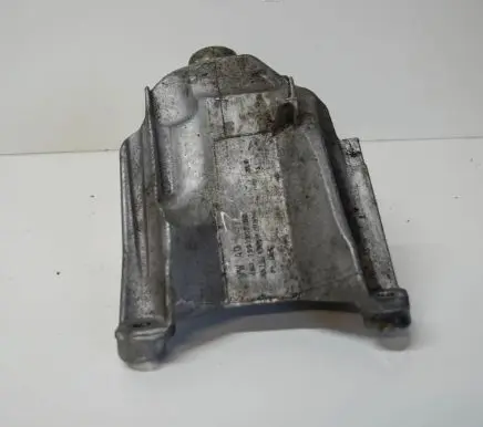 Engine mounting bracket