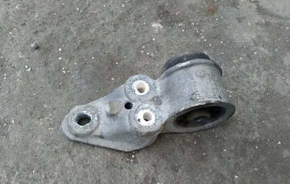 Volkswagen PASSAT B5 Rear axle beam mounts housing 
