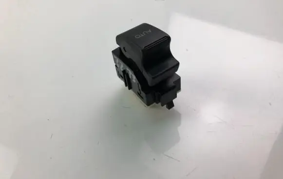 Toyota Avensis T250 Electric window control switch 8481005050