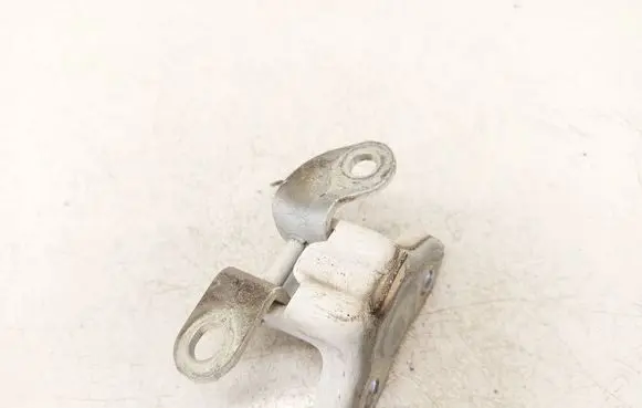 Toyota Avensis T270 Rear door lower hinge