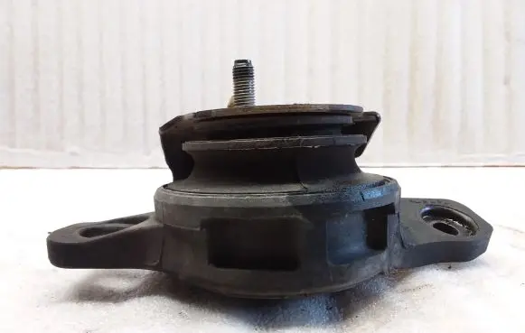 Subaru Legacy Engine mount bracket