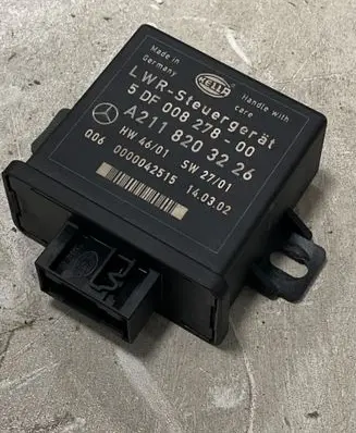 Mercedes-Benz E W211 Light module LCM A2118203226 5DE008278 0000042515