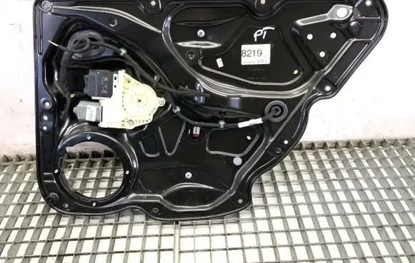 Volkswagen PASSAT B7 Rear door window regulator with motor 3AA959704A