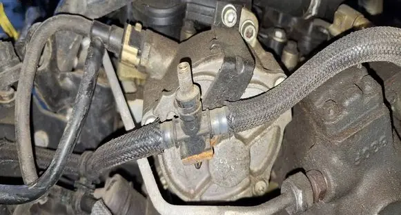 Ford Mondeo Mk III Vacuum pump D1561C2