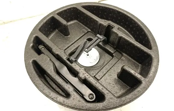 Chrysler Pacifica Tool box 68268705AC