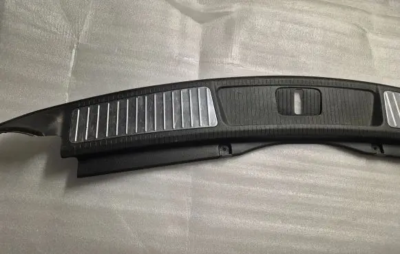 Trunk/boot sill cover protection