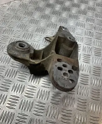 Audi A4 S4 B7 8E 8H Engine mounting bracket 8E0199351