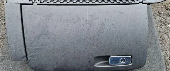 Audi A1 Glove box brak