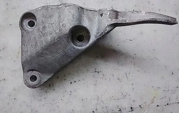 Opel Astra J Engine mounting bracket 13365227