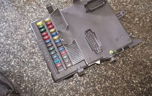 Renault Laguna II Fuse module 8200148809