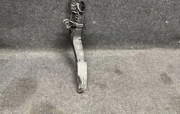 Accelerator throttle pedal