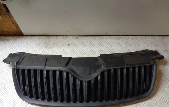 Skoda Fabia Mk2 (5J) Front bumper upper radiator grill 5J0853668