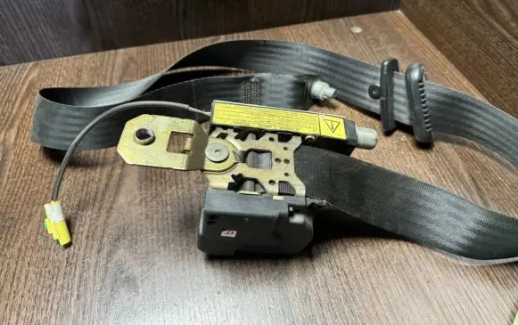 Iveco Daily 3rd gen Front seatbelt 33017280A1 048006