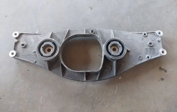 Mercedes-Benz S W221 Rear differential/diff mount bracket A2213521406