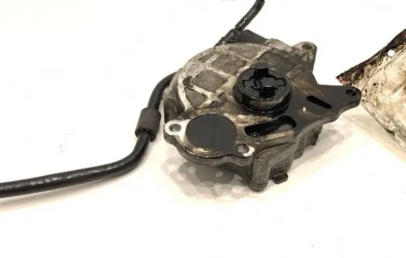Volkswagen PASSAT B7 Vacuum pump 03L145100F